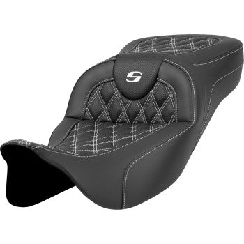 Bill's Exhausts SADDLEMEN Extended Reach Roadsofa seat with lattice and white stitching, without backrest, designed for FL 2008-2023.