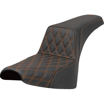 SADDLEMEN Step-Up Seat for FXST/FXBB 2018-2025 with front lattice stitch and orange stitching, designed for motorcycle comfort.