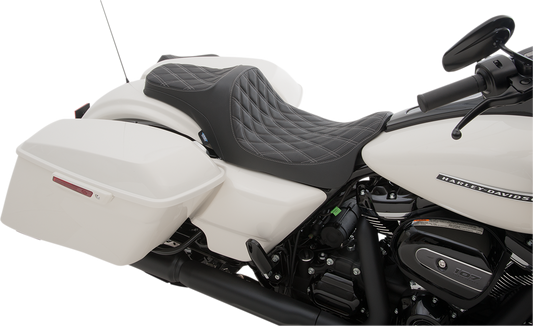 Drag Specialties Predator III seat for Harley-Davidson FL, silver diamond stitching, motorcycle seat for models 2008-2023.