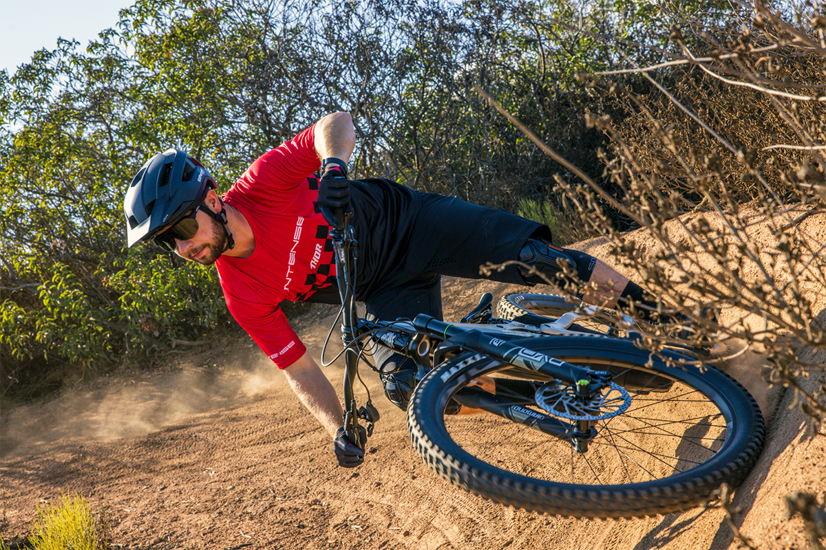 Red and black THOR Intense Assist Chex short-sleeve jersey for MTB and e-MTB, featuring performance fabric and 2XL size.