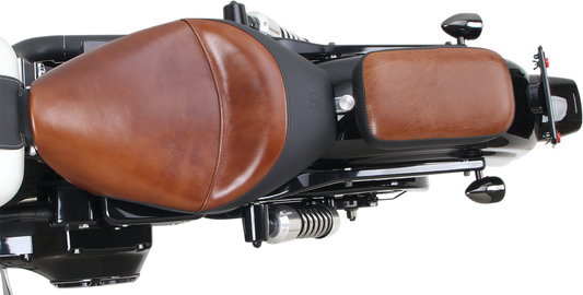 SADDLEMEN Lariat Pad 6-inch seat showing textured leather surface with decorative stitching and branding details.