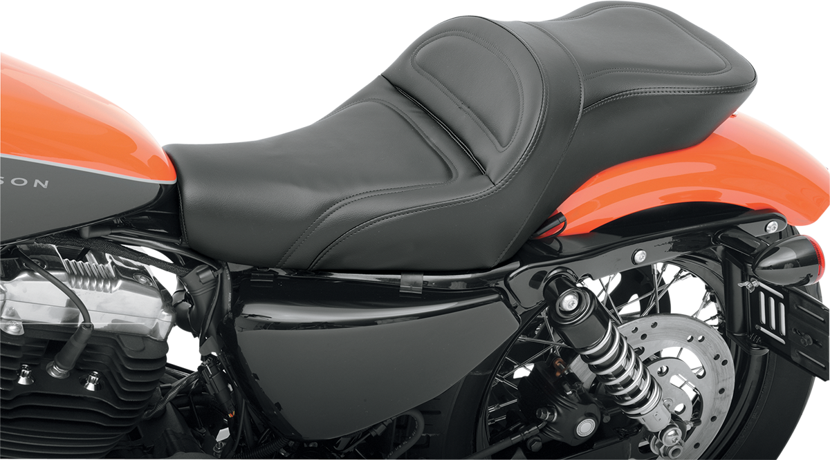 Black SADDLEMEN Explorer seat for XLC '04+ bikes, stitched design, without backrest, compatible with Bill's Exhausts motorcycles.