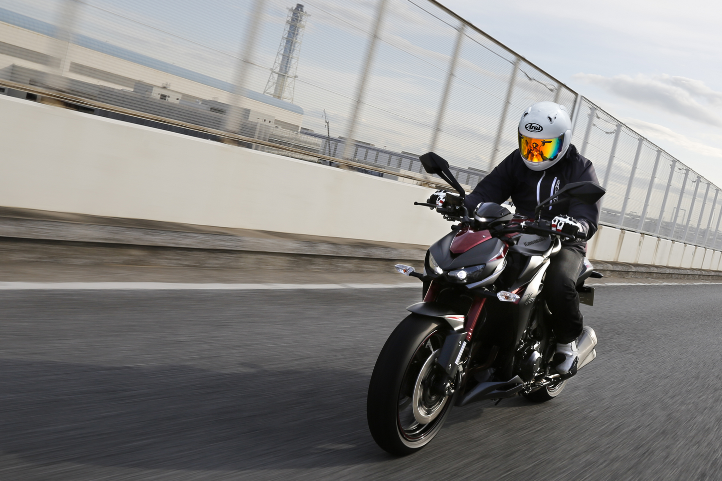 Arai Signet-X white motorcycle helmet in medium size with visor and aerodynamic design, featuring sleek branding details.
