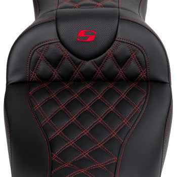 SADDLEMEN Roadsofa™ motorcycle seat with backrest in red stitch for FL models 2008-2023, featuring durable design and comfortable padding.