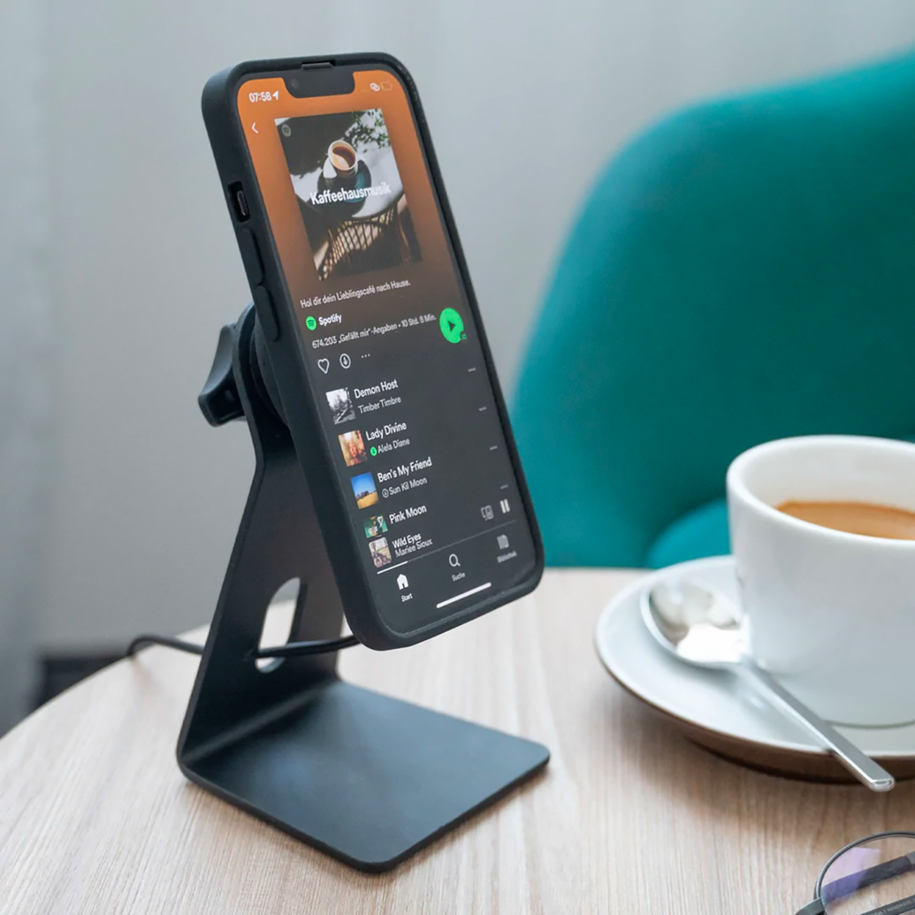 Bill's Exhausts SP CONNECT Charging Stand for phones, black wireless charging dock with adjustable support for easy device charging
