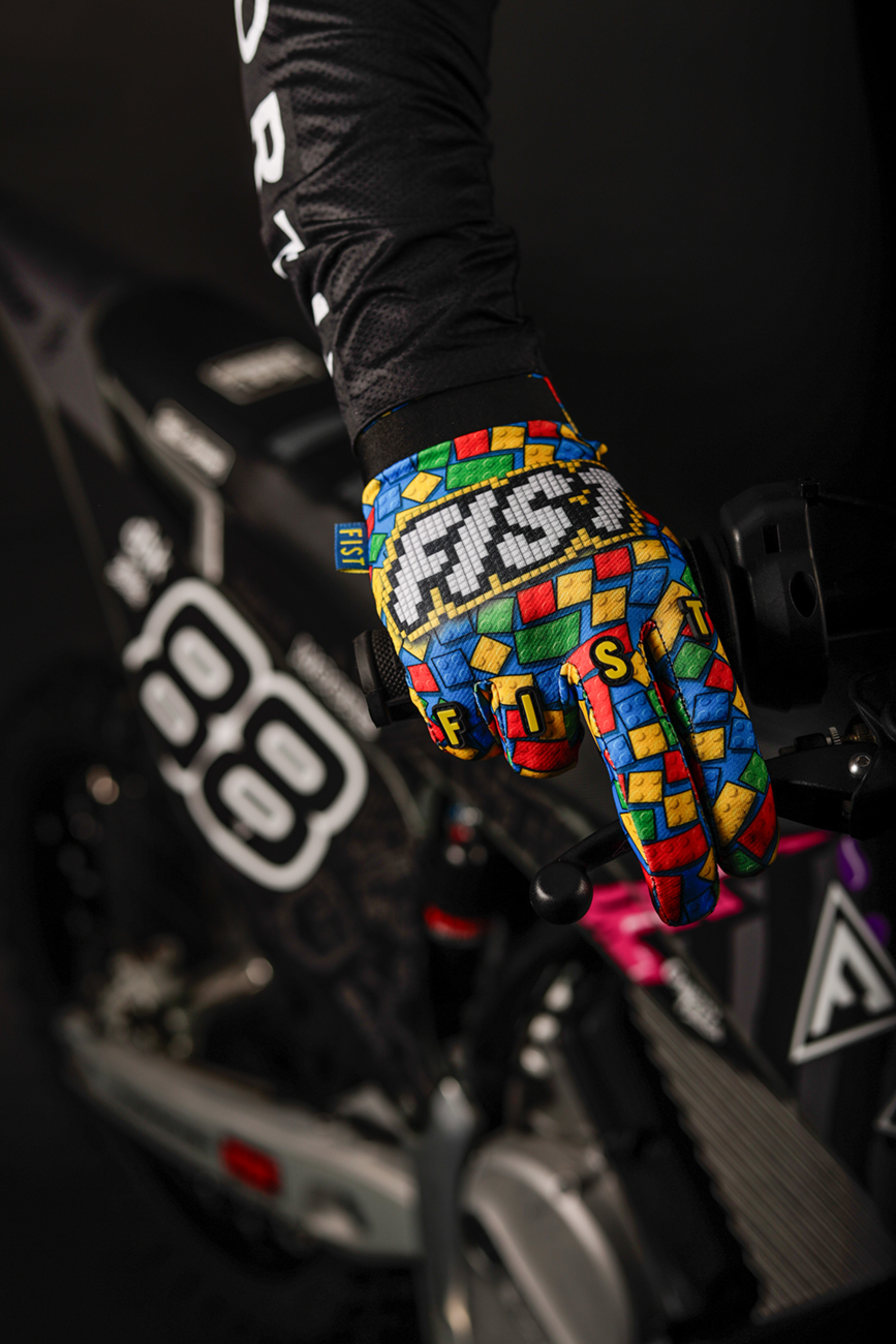 FIST HANDWEAR Strapped Build Gloves Small with pre-curved Clarino® palm and breathable spandex upper for construction work.