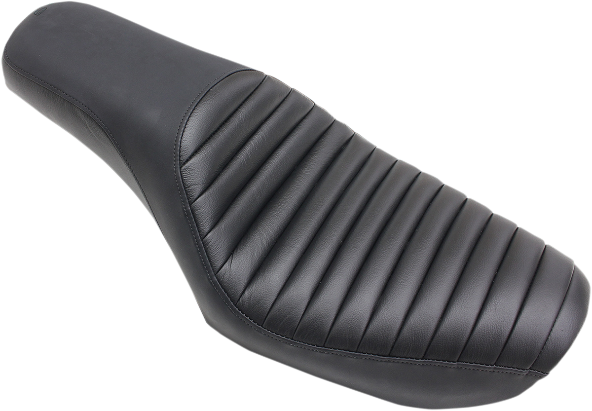 Black SADDLEMEN Profiler Tuck-n-Roll seat for FXD 2004-2005 motorcycles, featuring durable leather upholstery and custom stitching.