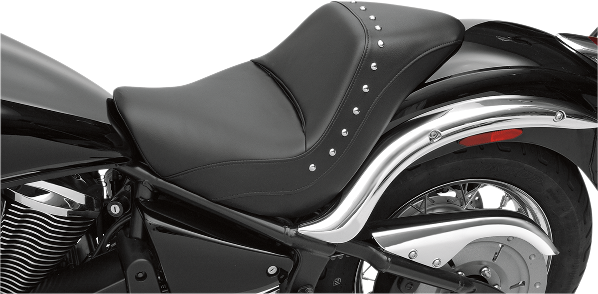 Studded SADDLEMEN Solo Seat for Kawasaki Vulcan 900 Classic LT 2014-2019, designed for comfort and style.