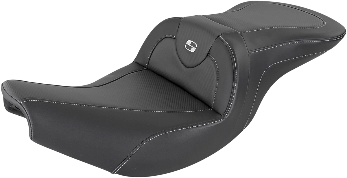 Bill's Exhausts SADDLEMEN heated roadsofa seat in black with carbon fiber finish, without backrest, designed for motorcycle comfort.