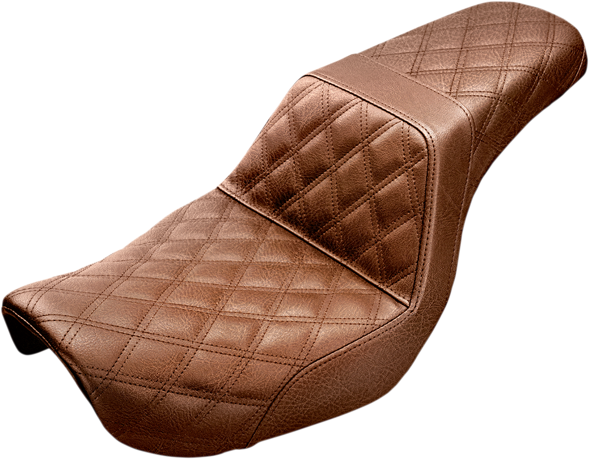 Brown Saddlemen Step-Up Seat with full lattice stitch for Dyna motorcycles, featuring durable leather and stylish stitching details.