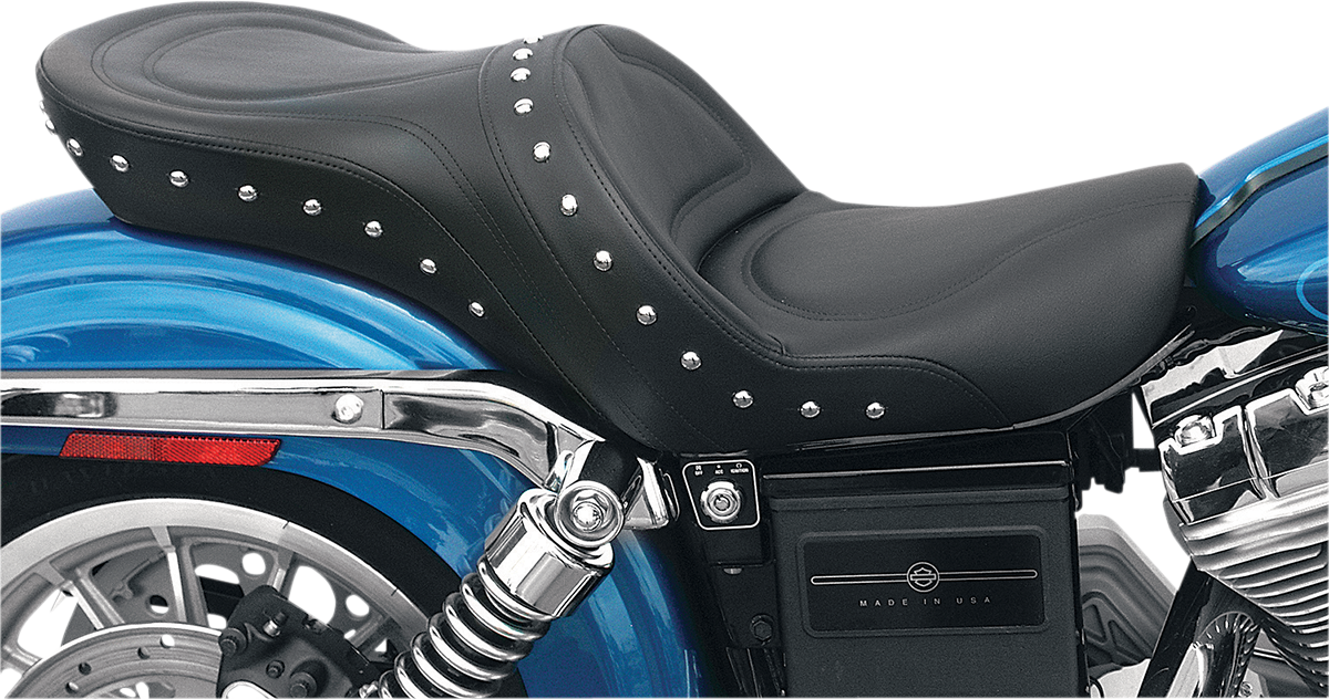 Bill's Exhausts SADDLEMEN Explorer Special Seat for FXD 2004-2005 motorcycle, showing close-up of seat design and craftsmanship.