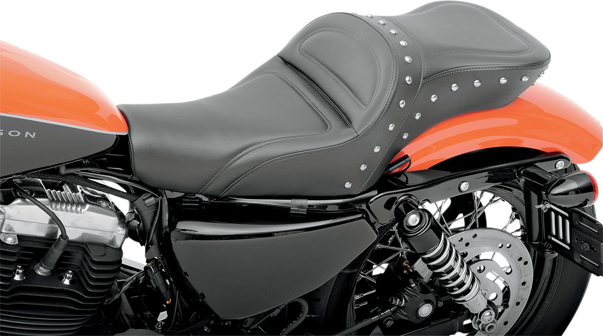 Bill's Exhausts SADDLEMEN Explorer Special XL motorcycle seat for 2004+ with 3.3-gallon tank, designed for comfort and style.