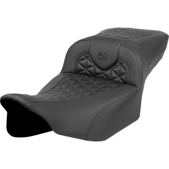 Bill's Exhausts SADDLEMEN RoadSofa™ Tri Gripper Seat for FLH/FLT '23-'24, extended reach, without backrest, designed for Harley-Davidson.