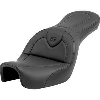 Black SADDLEMEN Roadsofa™ motorcycle seat without backrest with black stitching for FXD 2006-2017 models.