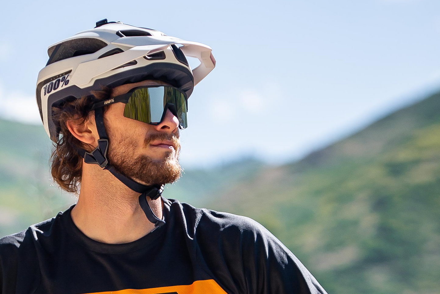 White Altec bicycle helmet in size L/XL with adjustable straps, featuring a sleek design and ventilation for safety and comfort.