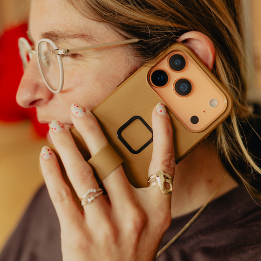 Peak Design Everyday Loop Case for iPhone 17 Pro Max in tan Clarino, featuring durable mobile protection and stylish design.