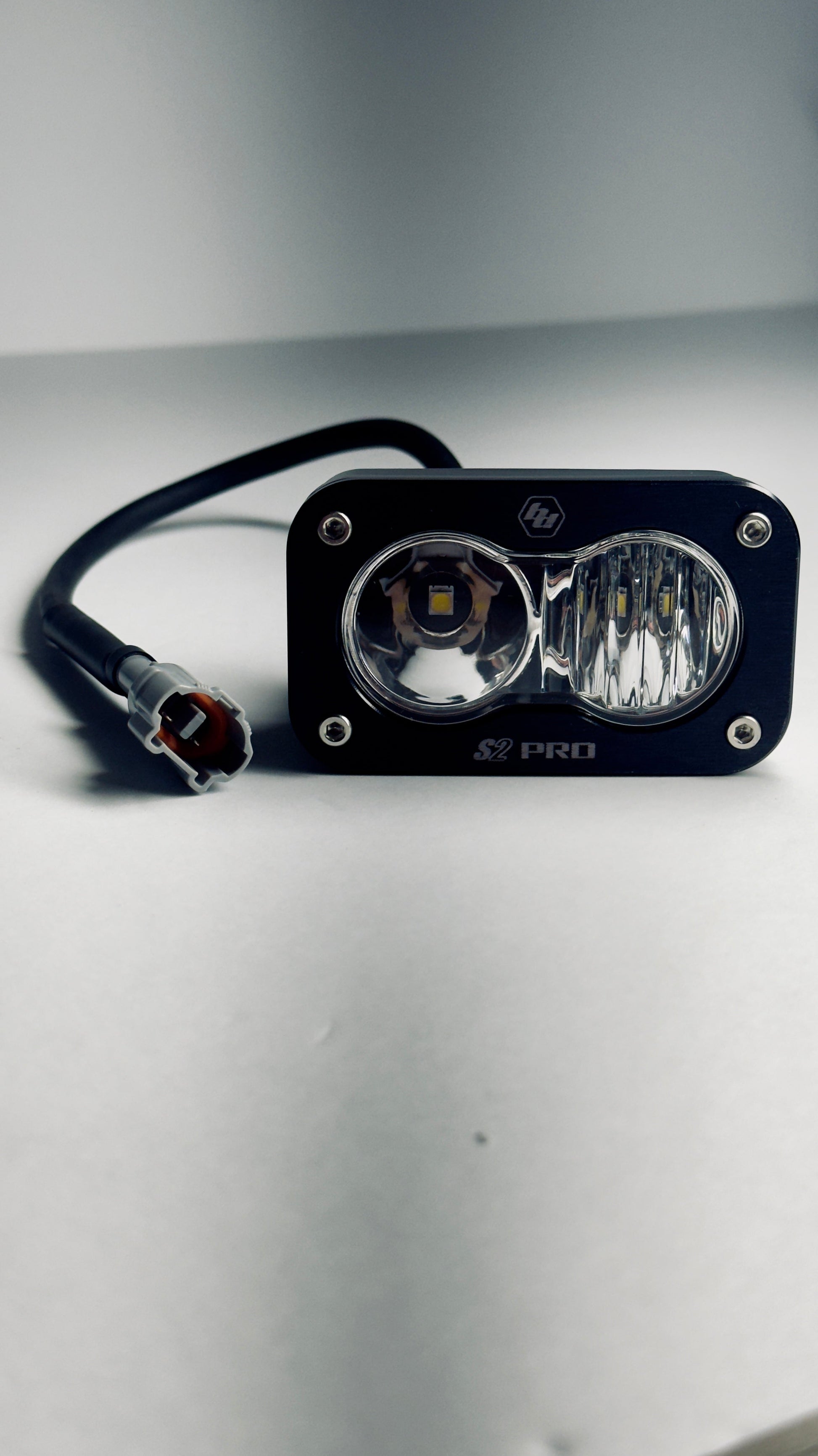 Elektrisches Racing Baja Designs S2 Pro LED light for Surron and E Ride PRO, prewired for motorcycle or e-bike use.