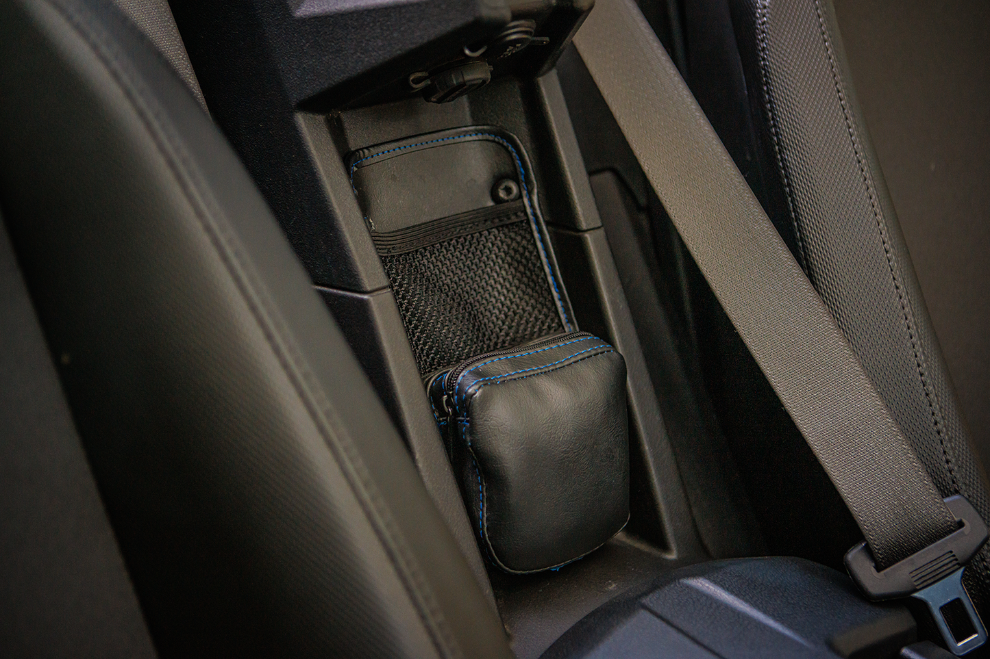 Bill's Exhausts SHOW CHROME Kaliber Engine Center Console Organizer in black with blue stitching, designed for engine storage.