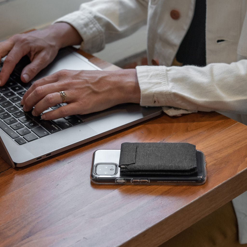 Universal Adapter - Howling Moto