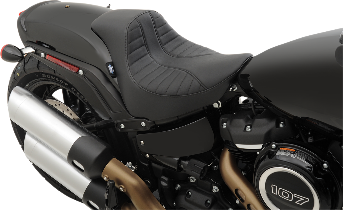 EZ-Solo seat with Scorpion Stitch from Drag Specialties for FXFB/S 2018-2022, featuring vinyl comfort and easy installation.