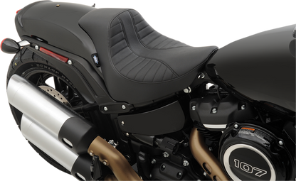 EZ-Solo seat with Scorpion Stitch from Drag Specialties for FXFB/S 2018-2022, featuring vinyl comfort and easy installation.