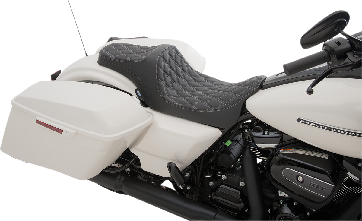 Drag Specialties Predator III seat for Harley-Davidson FL, silver diamond stitching, motorcycle seat for models 2008-2023.
