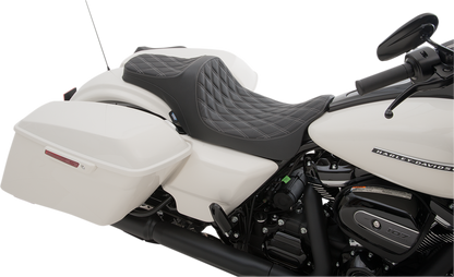 Drag Specialties Predator III seat for Harley-Davidson FL, silver diamond stitching, motorcycle seat for models 2008-2023.