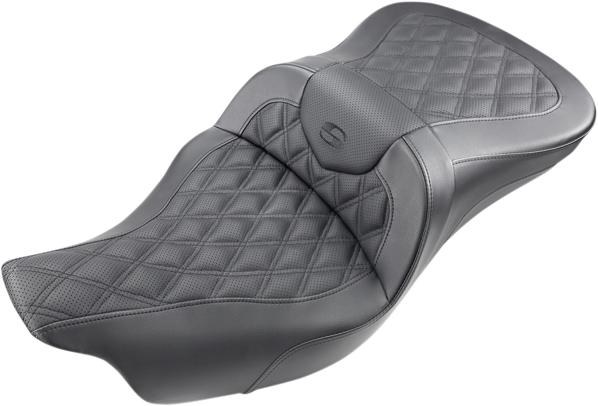 Black Saddlemens Roadsofa motorcycle seat with full lattice stitch for Harley FLHTCUTG models without backrest, designed for 2009-2023.