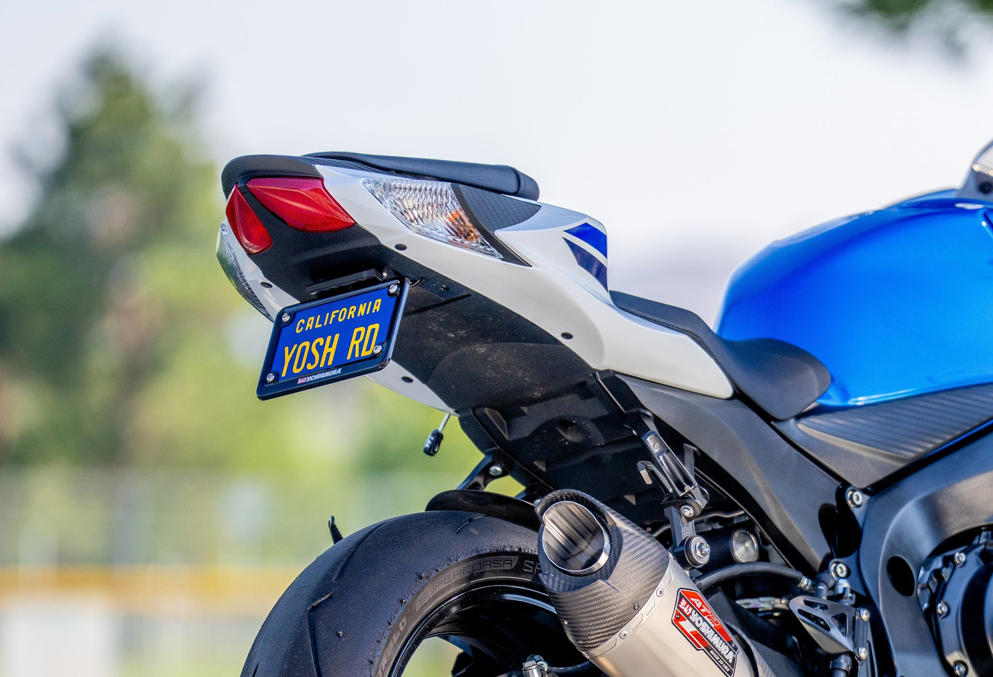 YOSHIMURA Fender Eliminator V2 Base for Suzuki GSX-R600/750 motorcycle, sleek black design with mounting hardware visible.