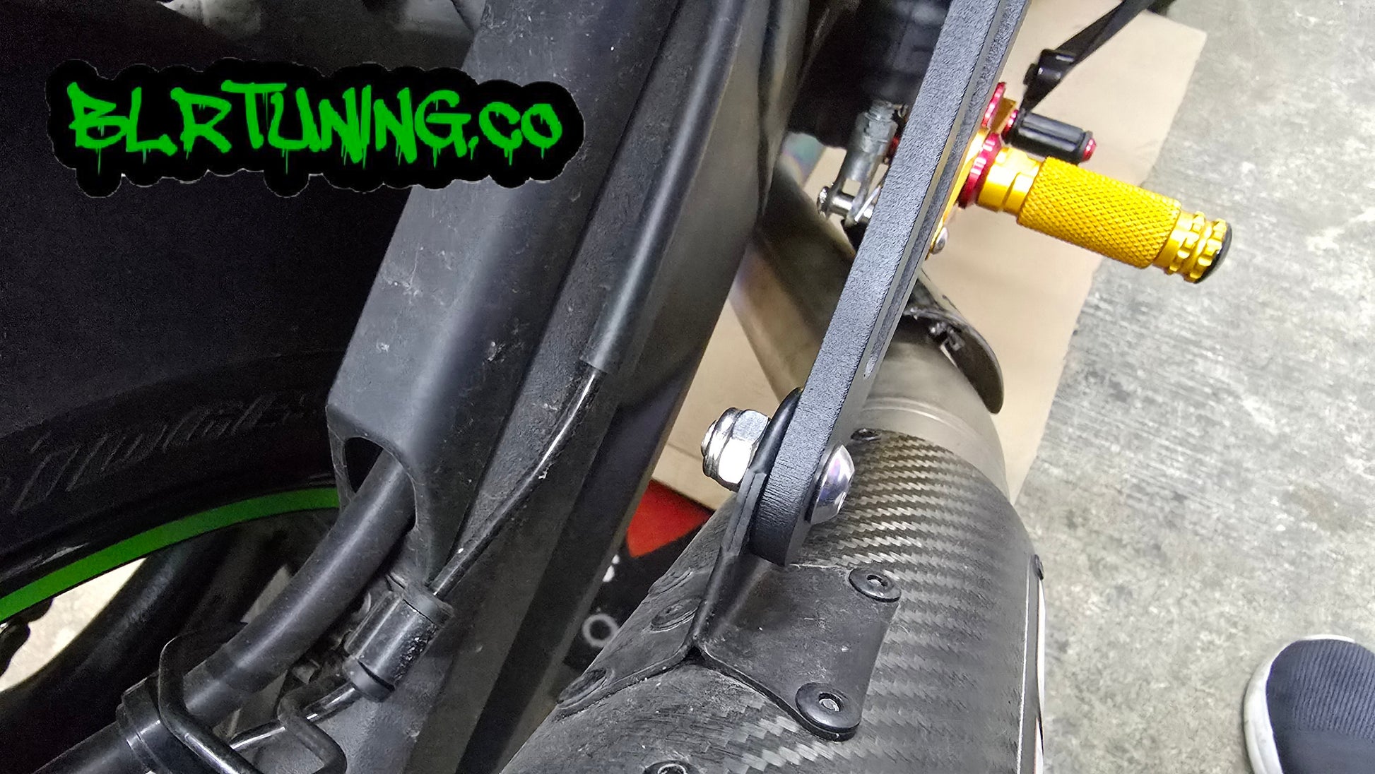 KAWASAKI NINJA ZX-10R ZX-10RR ZX1000 2011 - 2025 EXHAUST HANGER RIGHT SIDE PASSENGER PEG DELETE POWDER COATED BLACK ALUMINUM - Howling Moto