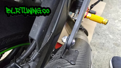 KAWASAKI NINJA ZX-10R ZX-10RR ZX1000 2011 - 2025 EXHAUST HANGER RIGHT SIDE PASSENGER PEG DELETE POWDER COATED BLACK ALUMINUM - Howling Moto