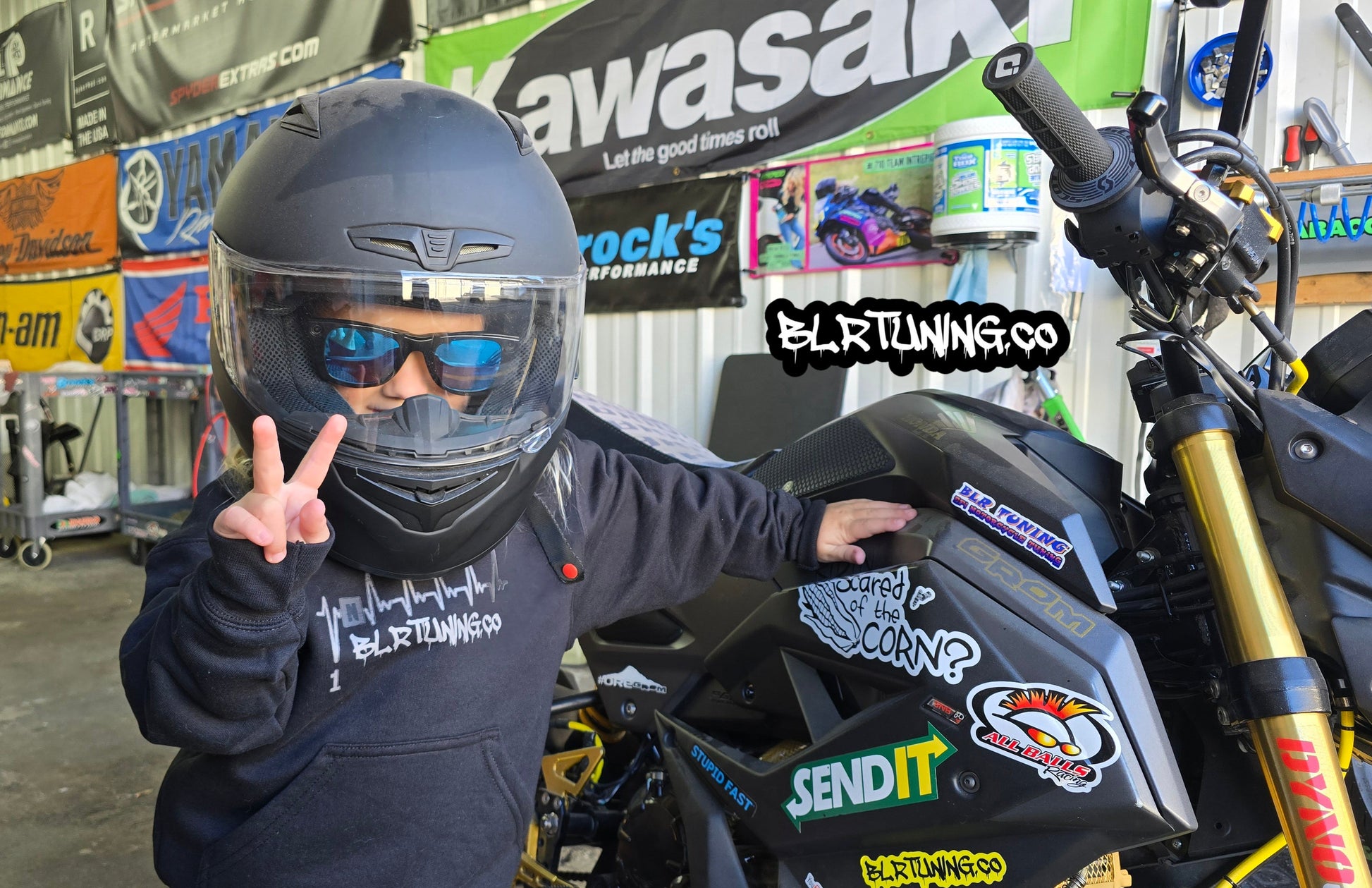 YOUTH HOODIE - I do better wheelies than you - limited edition - Howling Moto