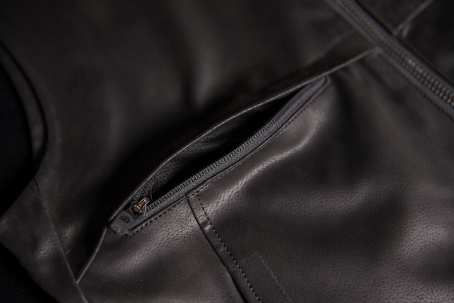 ICON Backlot Vest in black with relaxed fit, featuring Ax® Laredo synthetic chassis, size L/XL, shown in the product image.