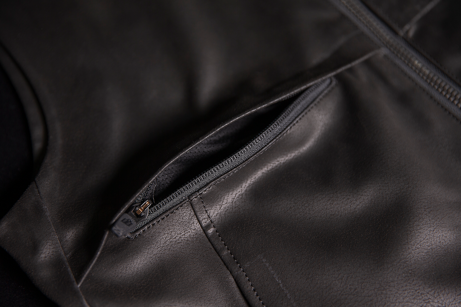 ICON Backlot Vest in black with relaxed fit, featuring Ax® Laredo synthetic chassis, size L/XL, shown in the product image.