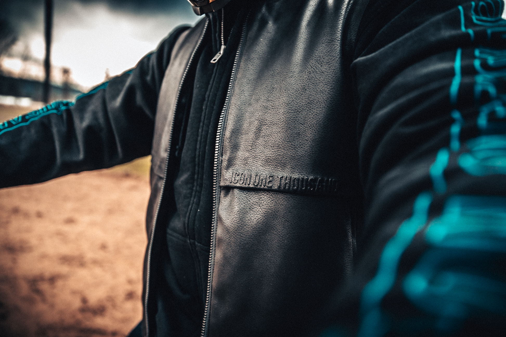ICON Backlot vest in black with relaxed fit, featuring Ax® Laredo synthetic chassis, size L/XL, shown on a model.