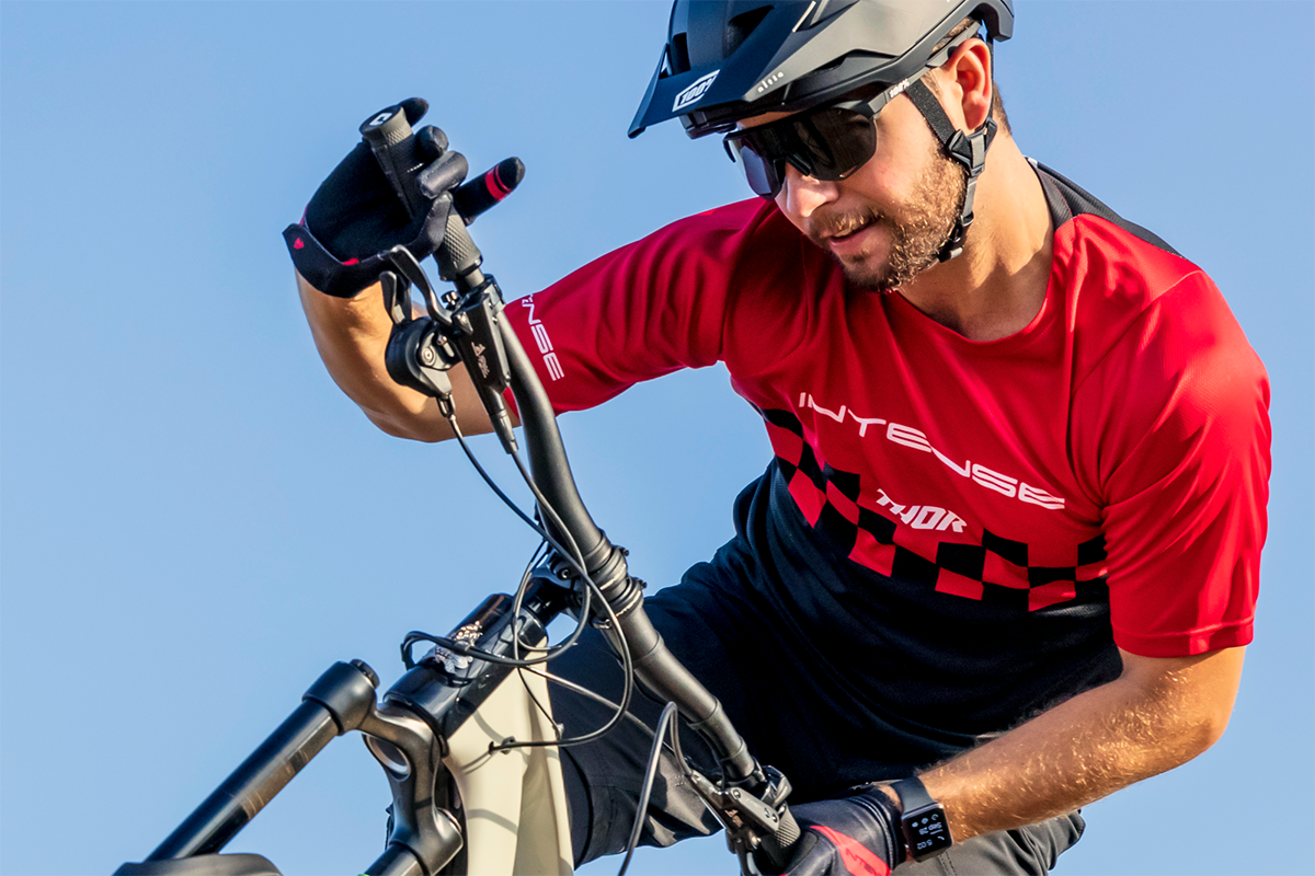 Red and black THOR Intense Assist Chex short-sleeve MTB jersey in 2XL, designed for e-MTB and mountain biking performance.