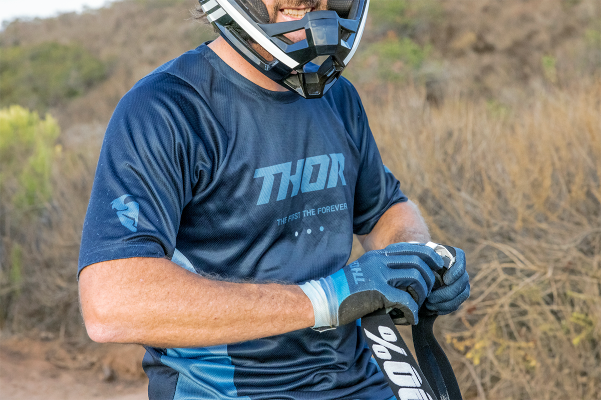 THOR Assist React short-sleeve jersey in midnight teal color, medium size, featuring breathable fabric and athletic design.