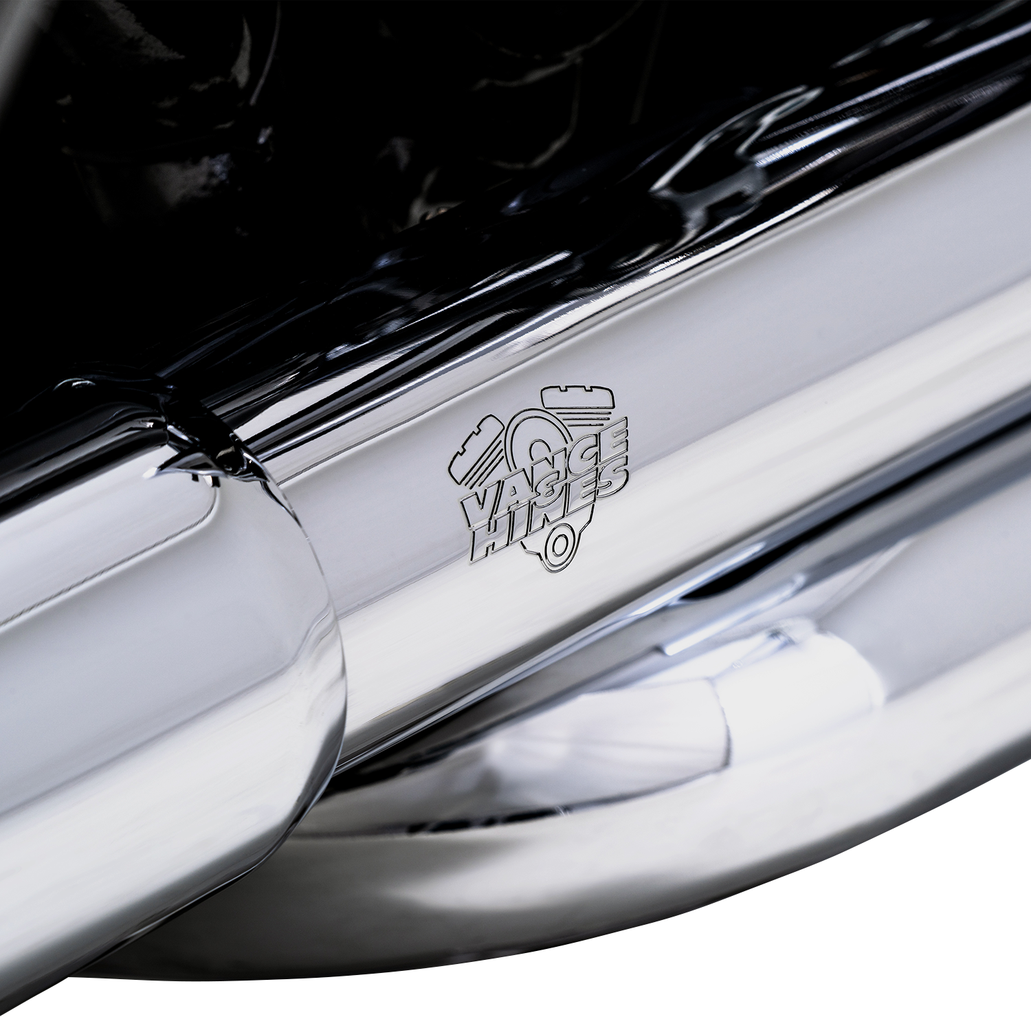 VANCE & HINES Dresser Duals Header System with chrome finish for Harley-Davidson motorcycles, featuring dual exhaust pipes.