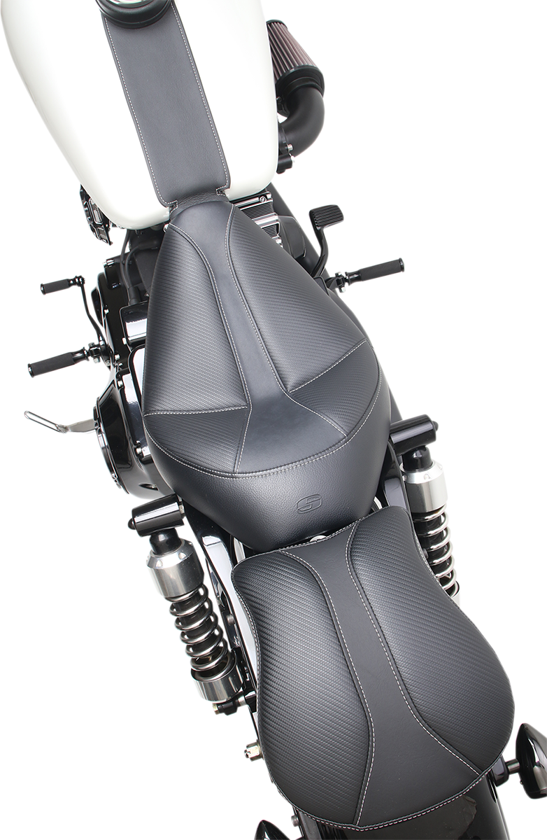 Black SADDLEMEN Dominator Solo Seat with gray stitching for FXD/WG '96-'03, featuring stitched upholstery and ergonomic design.