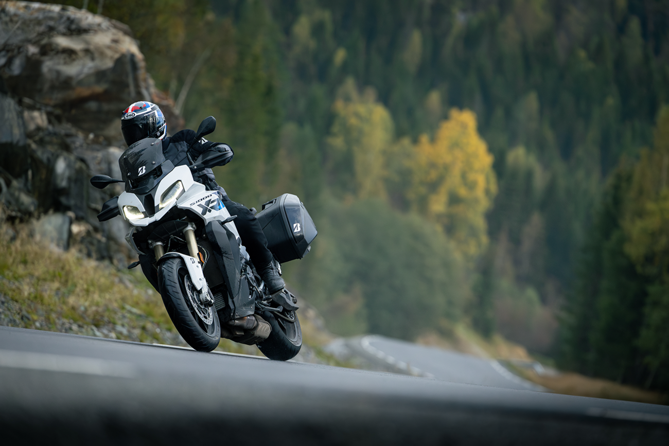 BRIDGESTONE T33 front motorcycle tire, 120/70R19 size, showing tread pattern and sidewall details.