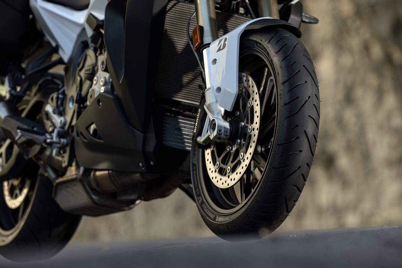 BRIDGESTONE T33 front motorcycle tire with 120/70R19 size and 60V speed rating, featuring tread pattern and sidewall details.