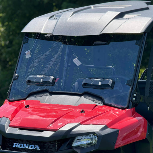 SEIZMIK UTV windshield made of hard-coated polycarbonate, tool-less installation, designed for off-road UTVs.