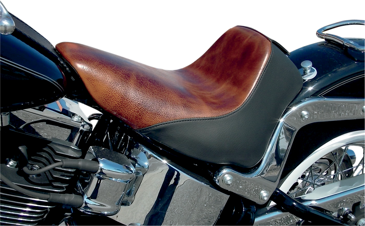 Bill's Exhausts Saddlemens Lariat Seat for FLSTN/C motorcycle, featuring a black leather design with detailed stitching and ergonomic shape.