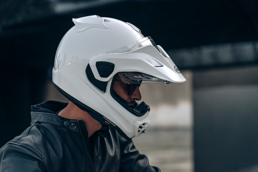 White ARAI HELMETS XD-5 motorcycle helmet with XS size, featuring aerodynamic design and secure chin strap.