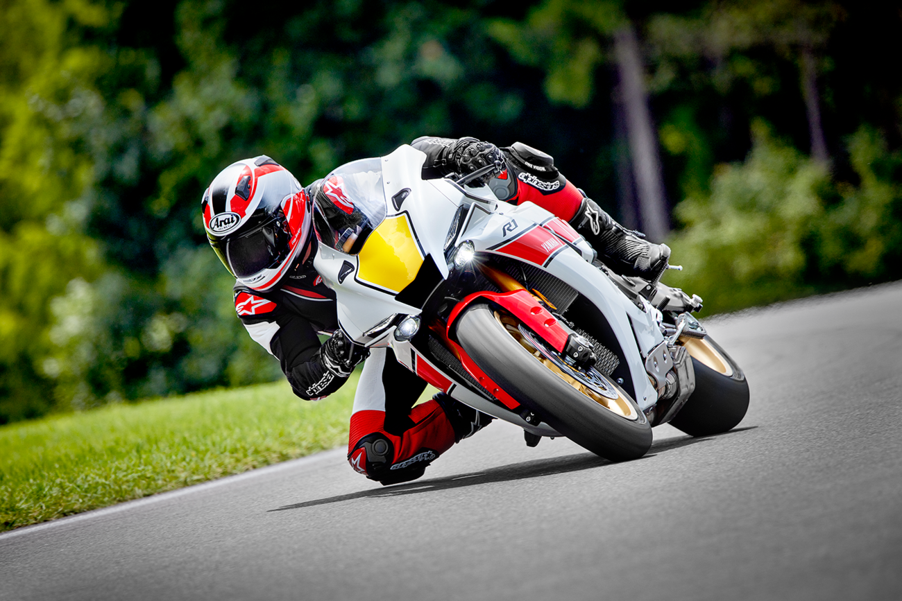 Arai Helmets Quantum-X Steel helmet in red, large size, with a smooth aerodynamic design and clear visor.