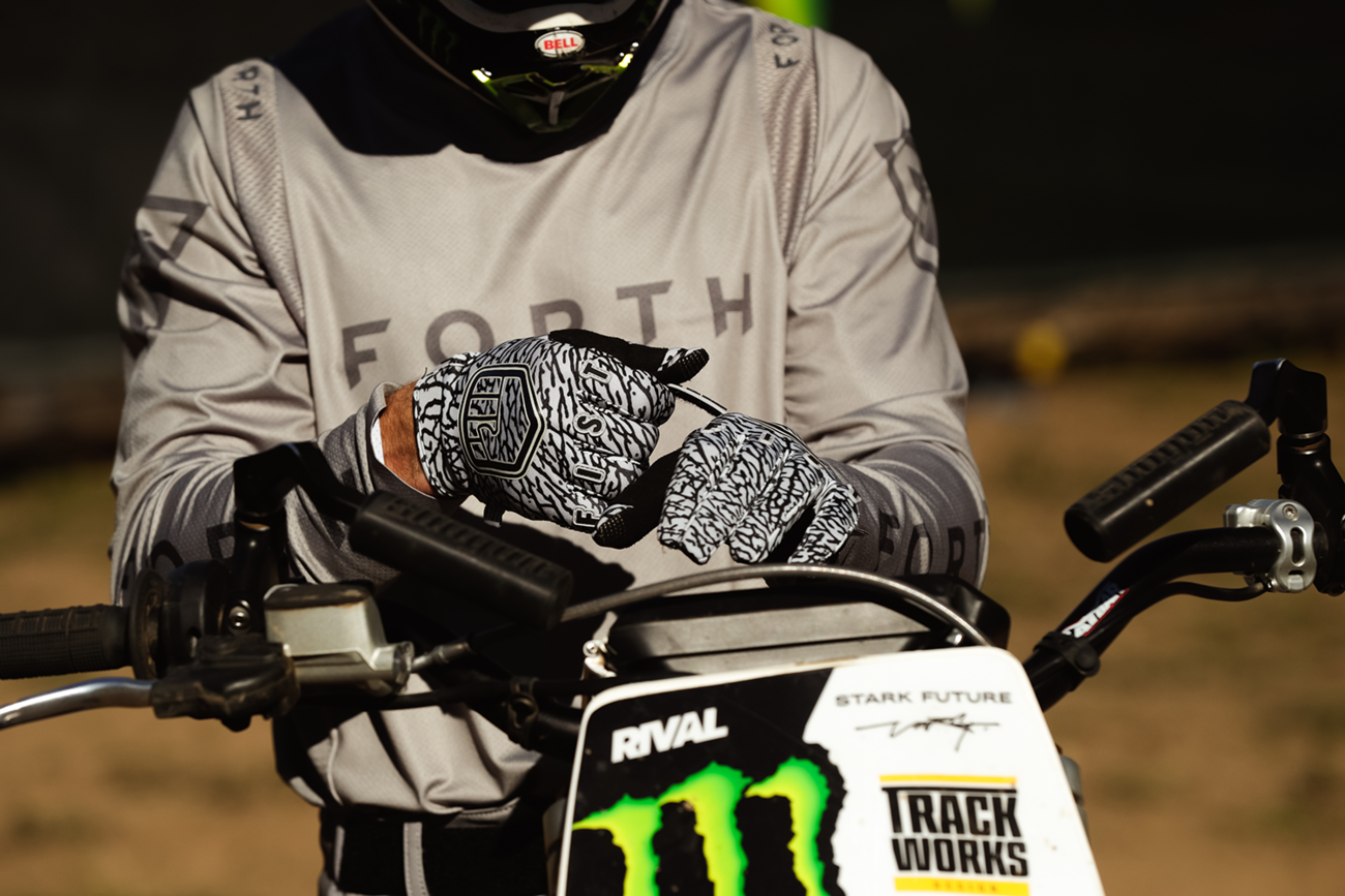 FIST HANDWEAR Strapped Elephant Gloves 2XL with durable pre-curved Clarino® palm and breathable Spandex upper for training or lifting.