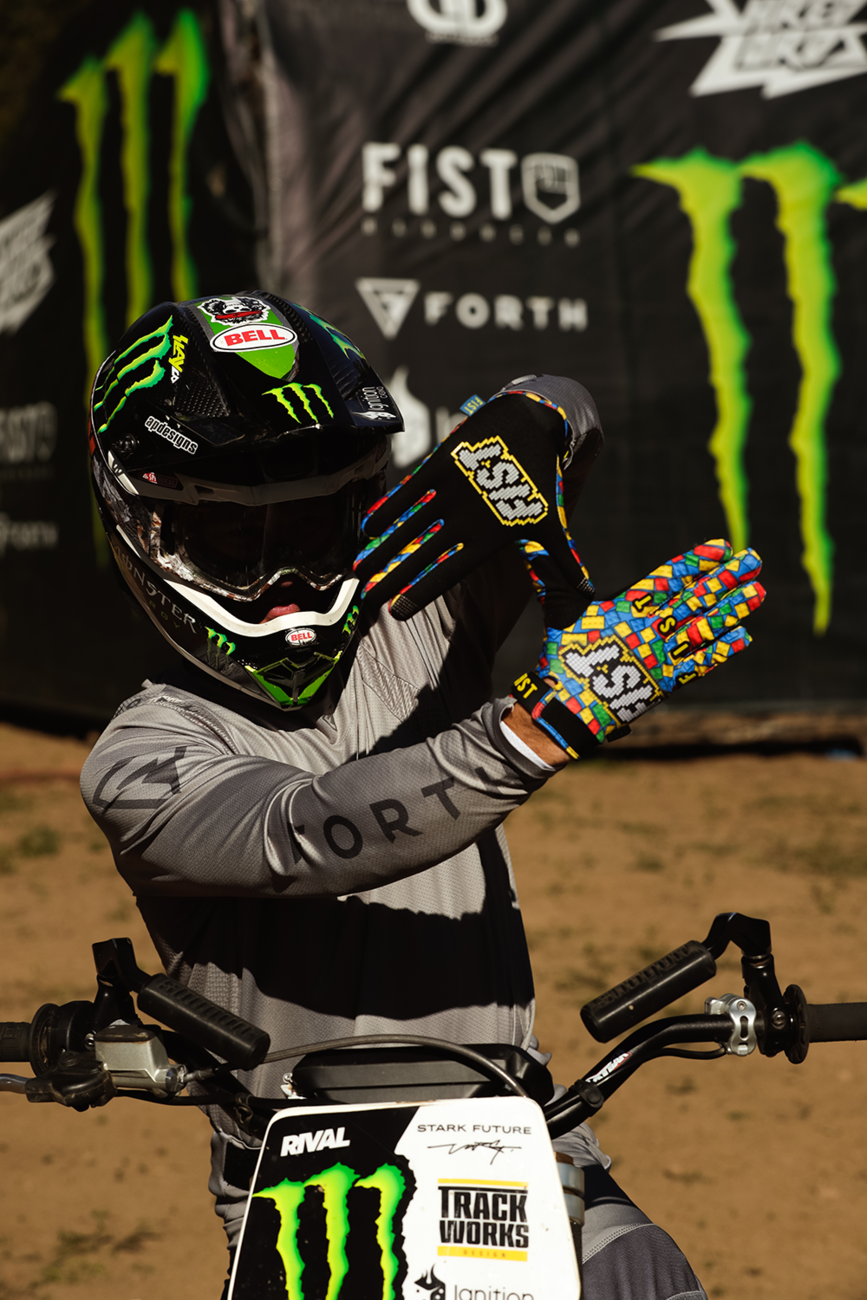 FIST HANDWEAR Strapped Build Gloves small with pre-curved Clarino® palm and breathable spandex upper, designed for durability and comfort.