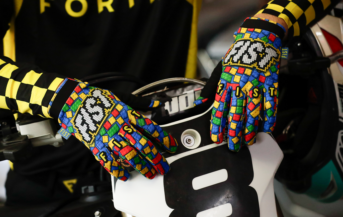 FIST HANDWEAR Strapped Build Gloves with pre-curved Clarino® palm and breathable spandex upper, small size.
