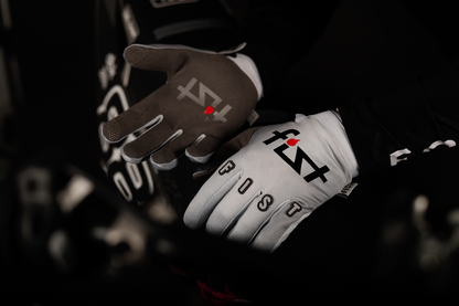 FIST HANDWEAR Frosty lighter gloves in small with wind-resistant fabric and tacky grip, suitable for cold weather activities.