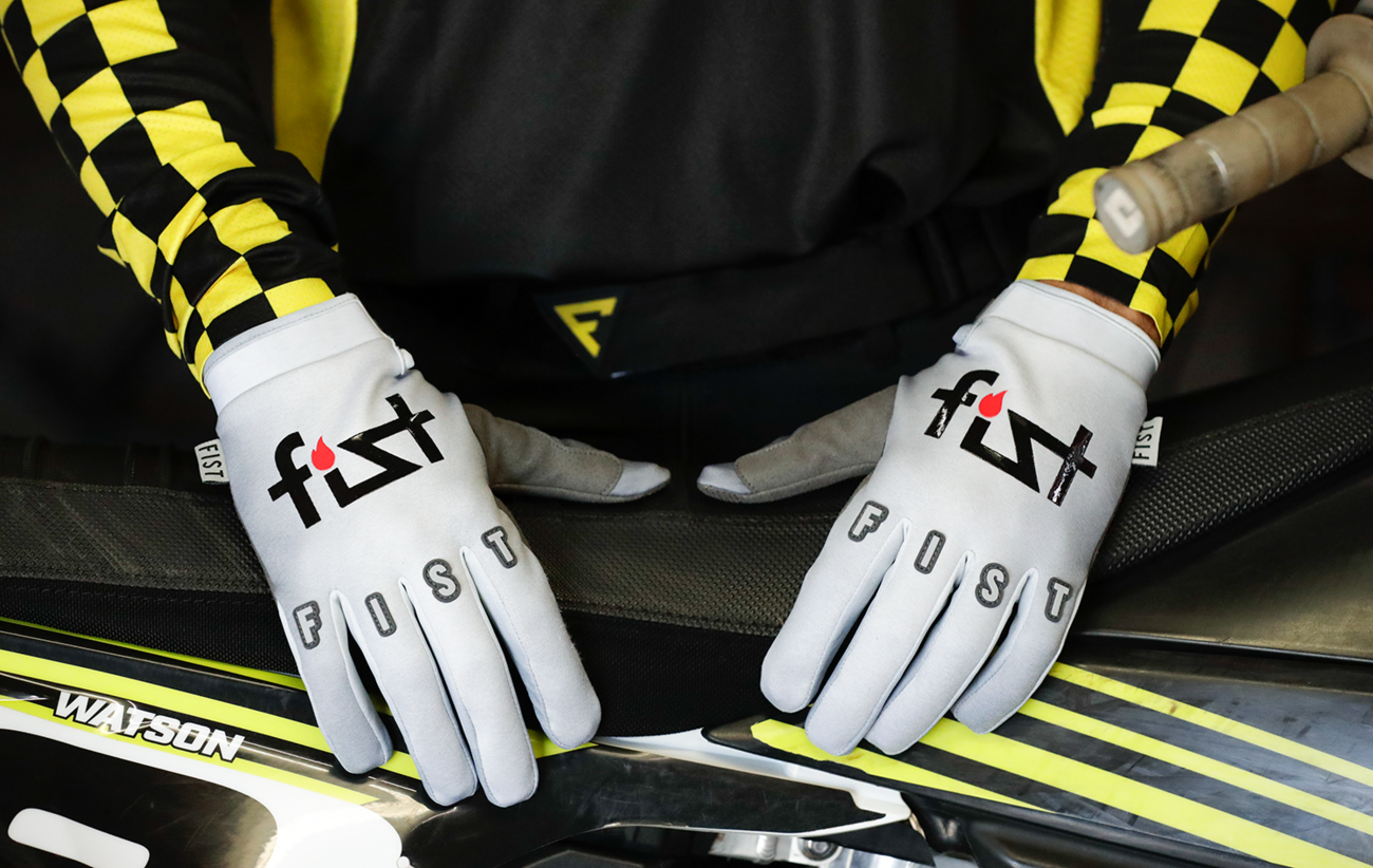 FIST HANDWEAR Frosty Lighter Gloves Small with wind-resistant material and tacky grip, designed for cold weather activities.